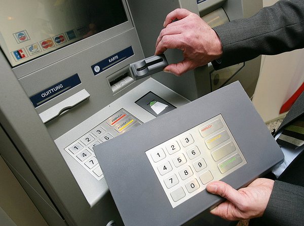В Москве и Сочи были обнаружены фальшивые банкоматы
